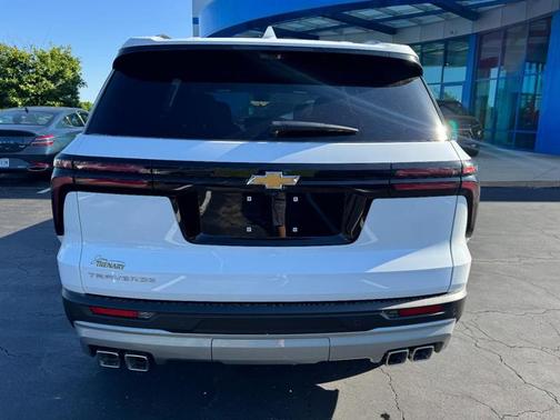 Summit White 2026 Chevrolet Traverse LT