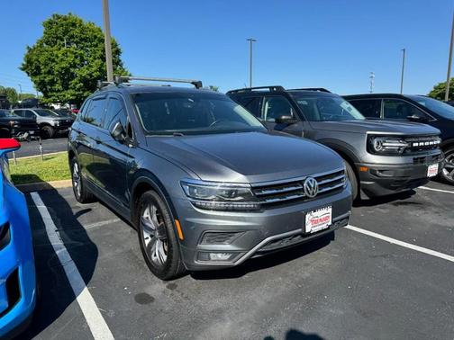 Platinum Gray Metallic 2018 Volkswagen Tiguan 2.0T SEL