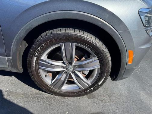 Platinum Gray Metallic 2018 Volkswagen Tiguan 2.0T SEL