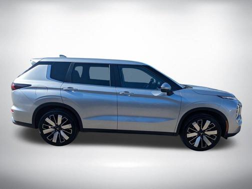 Alloy Silver Metallic 2025 Mitsubishi Outlander SE 2.5 2WD