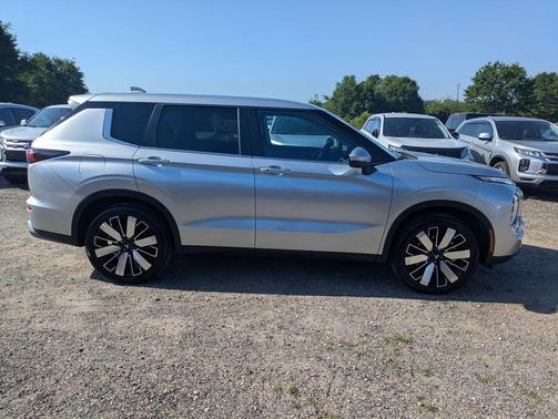 Alloy Silver Metallic 2025 Mitsubishi Outlander SE 2.5 2WD