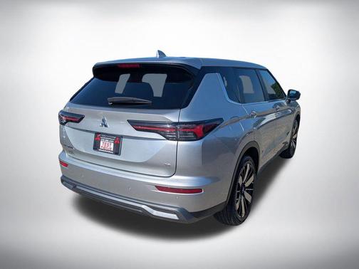 Alloy Silver Metallic 2025 Mitsubishi Outlander SE 2.5 2WD