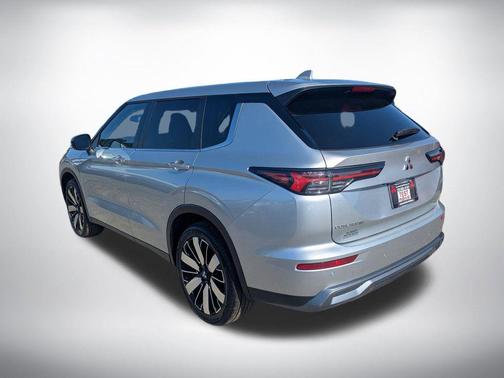 Alloy Silver Metallic 2025 Mitsubishi Outlander SE 2.5 2WD