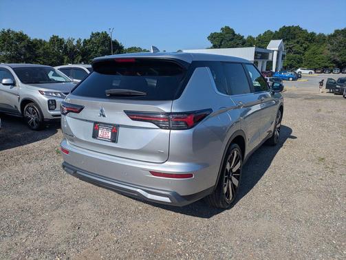 Alloy Silver Metallic 2025 Mitsubishi Outlander SE 2.5 2WD