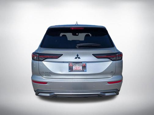 Alloy Silver Metallic 2025 Mitsubishi Outlander SE 2.5 2WD