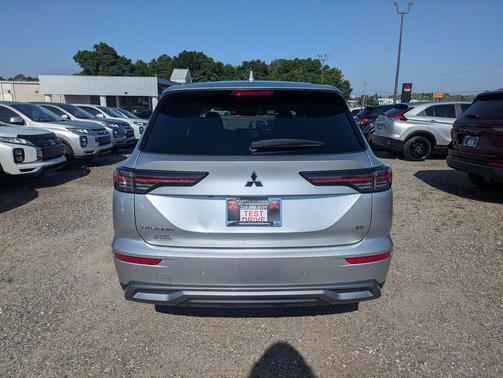 Alloy Silver Metallic 2025 Mitsubishi Outlander SE 2.5 2WD