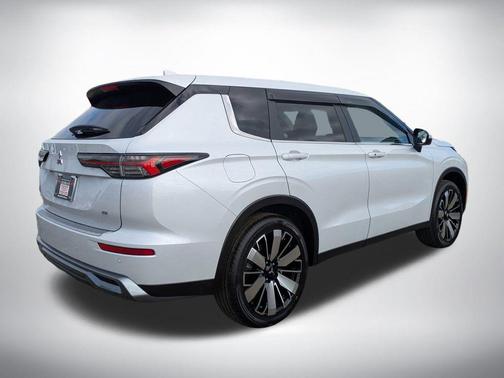 White Diamond 2026 Mitsubishi Outlander SE