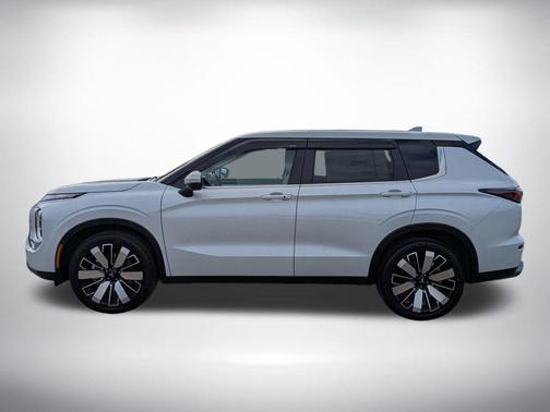 White Diamond 2026 Mitsubishi Outlander SE