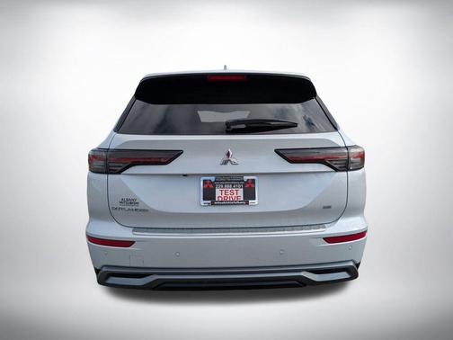 White Diamond 2026 Mitsubishi Outlander SE