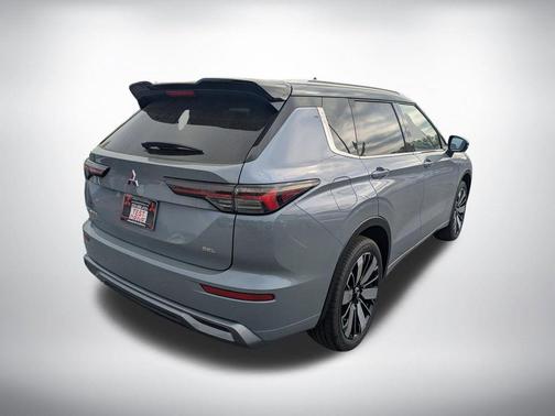Moonstone Gray Metallic W/ Black Roof 2026 Mitsubishi Outlander SEL