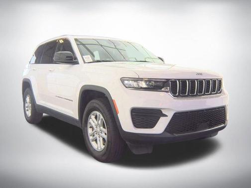 Bright White Clearcoat 2023 Jeep Grand Cherokee Laredo