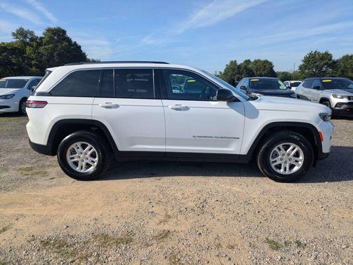 Bright White Clearcoat 2023 Jeep Grand Cherokee Laredo