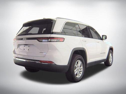 Bright White Clearcoat 2023 Jeep Grand Cherokee Laredo