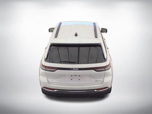 Bright White Clearcoat 2023 Jeep Grand Cherokee Laredo