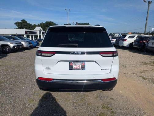 Bright White Clearcoat 2023 Jeep Grand Cherokee Laredo