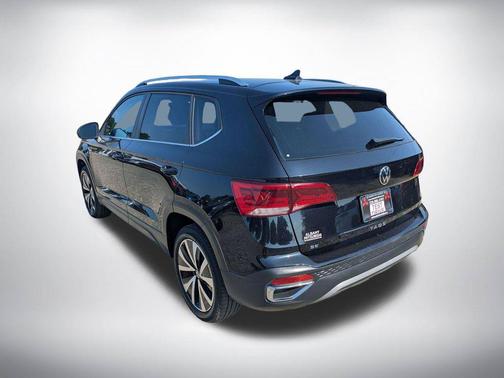 Deep Black Pearl 2024 Volkswagen Taos 1.5T SE