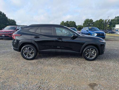 Mosaic Black Metallic 2025 Chevrolet Trax LT