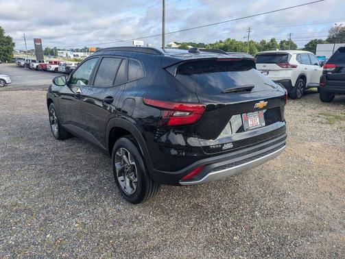 Mosaic Black Metallic 2025 Chevrolet Trax LT
