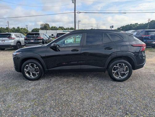 Mosaic Black Metallic 2025 Chevrolet Trax LT