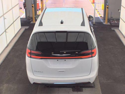 Bright White Clearcoat 2023 Chrysler Pacifica Touring L