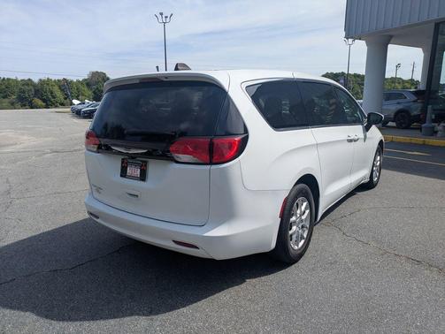 2023 Chrysler Voyager LX