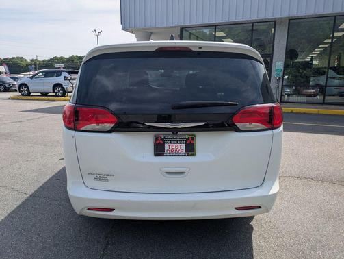 2023 Chrysler Voyager LX