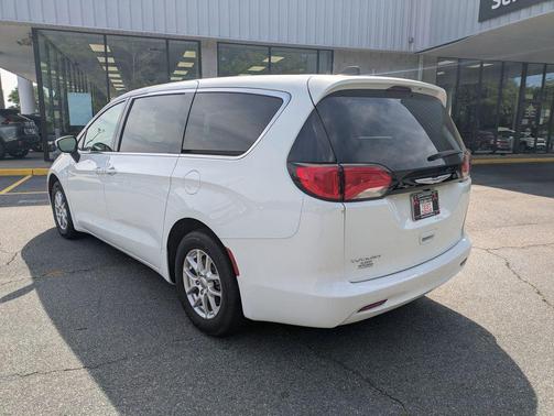2023 Chrysler Voyager LX
