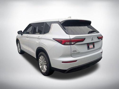 White Diamond 2024 Mitsubishi Outlander ES 2.5 2WD
