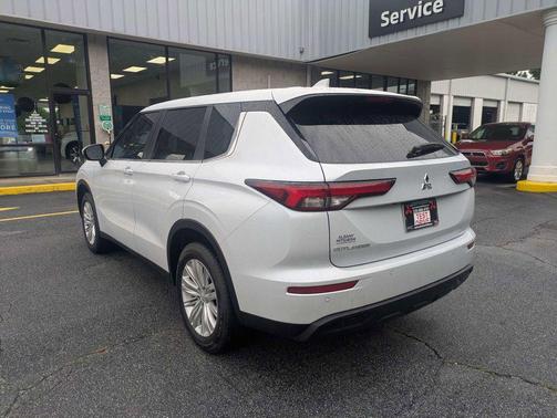 White Diamond 2024 Mitsubishi Outlander ES 2.5 2WD