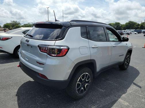 Silver Zynith Metallic Clearcoat 2025 Jeep Compass Trailhawk