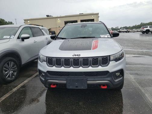 Silver Zynith Metallic Clearcoat 2025 Jeep Compass Trailhawk