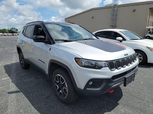 Silver Zynith Metallic Clearcoat 2025 Jeep Compass Trailhawk