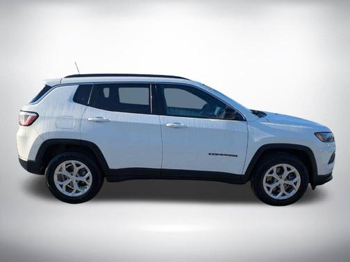 Bright White Clearcoat 2024 Jeep Compass Latitude
