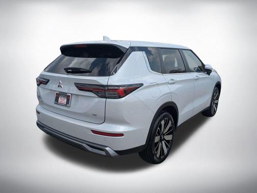 White Diamond 2026 Mitsubishi Outlander SE 1.5T 2WD