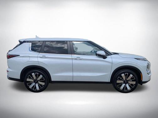 White Diamond 2026 Mitsubishi Outlander SE 1.5T 2WD