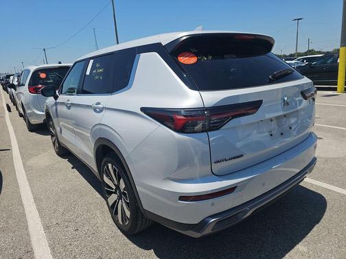 White Diamond 2025 Mitsubishi Outlander SE
