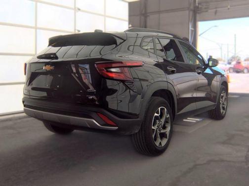 Mosaic Black Metallic 2025 Chevrolet Trax LT