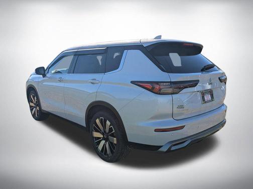 White Diamond 2026 Mitsubishi Outlander SE