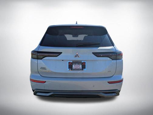 White Diamond 2026 Mitsubishi Outlander SE