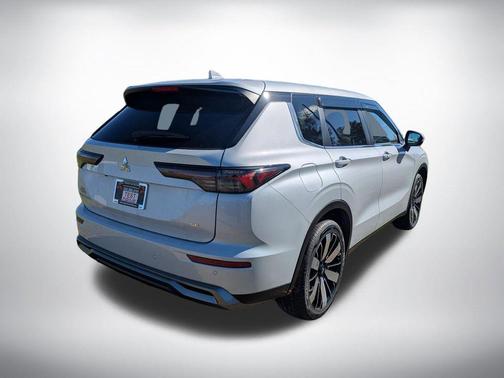 White Diamond 2026 Mitsubishi Outlander SE
