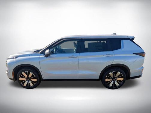 White Diamond 2026 Mitsubishi Outlander SE
