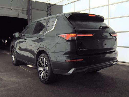 Gray 2025 Mitsubishi Outlander SE 2.5 2WD