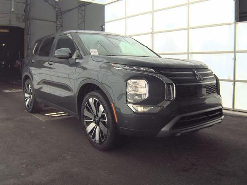 Gray 2025 Mitsubishi Outlander SE 2.5 2WD
