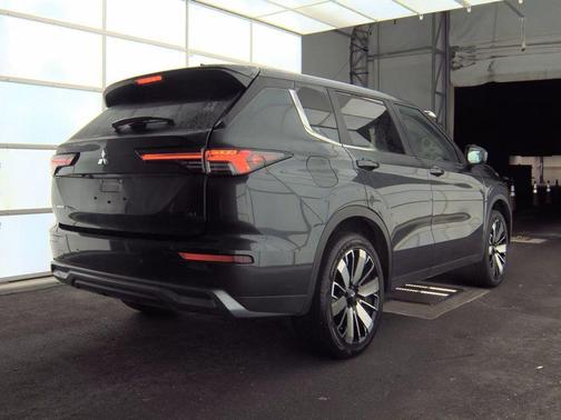 Gray 2025 Mitsubishi Outlander SE 2.5 2WD