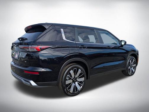 Labrador Black Pearl 2026 Mitsubishi Outlander SE