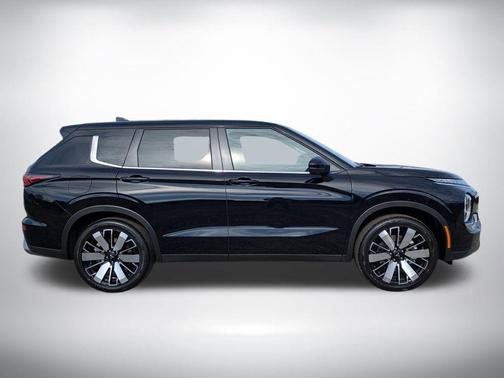 Labrador Black Pearl 2026 Mitsubishi Outlander SE