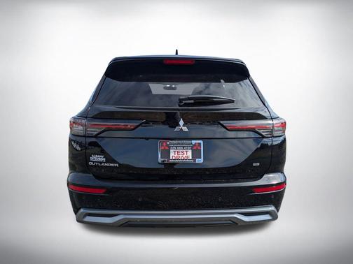 Labrador Black Pearl 2026 Mitsubishi Outlander SE
