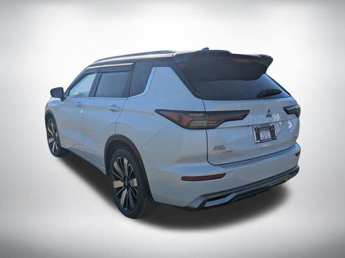 White Diamond With Black Roof 2026 Mitsubishi Outlander SEL