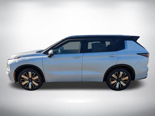 White Diamond With Black Roof 2026 Mitsubishi Outlander SEL