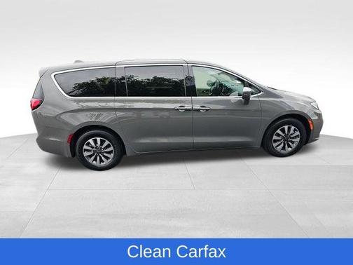 2022 Chrysler Pacifica Hybrid Touring L